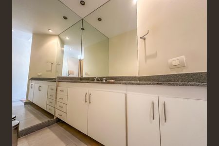 Apartamento à venda com 82m², 2 quartos e 1 vaga Apartamento à venda com 82m², 2 quartos e 1 vagaBanheiro Social