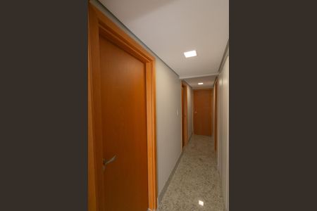 Apartamento à venda com 190m², 4 quartos e 4 vagas Apartamento à venda com 190m², 4 quartos e 4 vagasCorredor