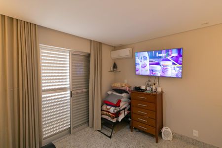 Apartamento à venda com 190m², 4 quartos e 4 vagas Apartamento à venda com 190m², 4 quartos e 4 vagasSuíte 4
