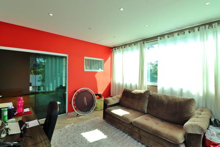 Casa à venda com 220m², 2 quartos e 6 vagasEscritório