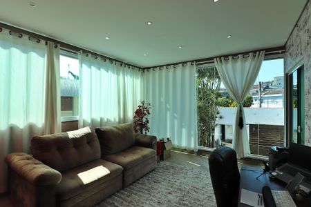 Casa à venda com 220m², 2 quartos e 6 vagasEscritório