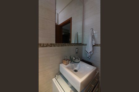 Casa à venda com 220m², 2 quartos e 6 vagasBanheiro da Suíte 2