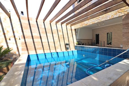 Casa à venda com 220m², 2 quartos e 6 vagasPiscina