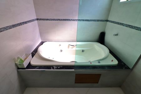 Casa à venda com 220m², 2 quartos e 6 vagasBanheiro da Suíte 1