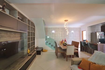 Casa à venda com 220m², 2 quartos e 6 vagasSala