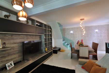 Casa à venda com 220m², 2 quartos e 6 vagasSala