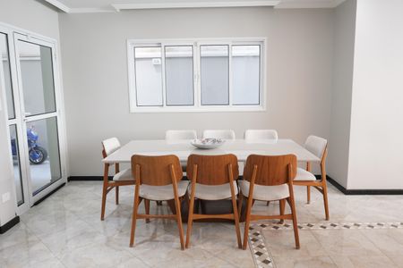 Casa à venda com 438m², 4 quartos e 6 vagasSala