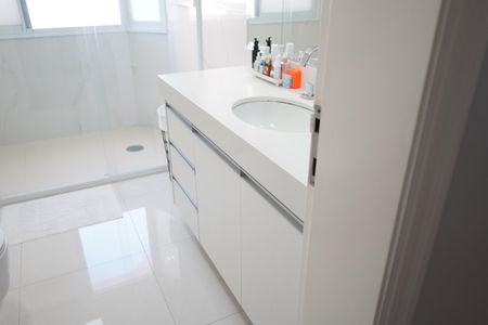 Casa à venda com 438m², 4 quartos e 6 vagasBanheiro da Suíte