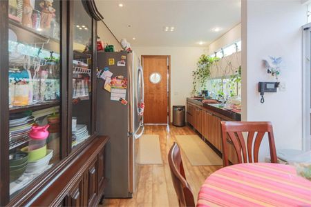 Casa à venda com 450m², 6 quartos e 4 vagas