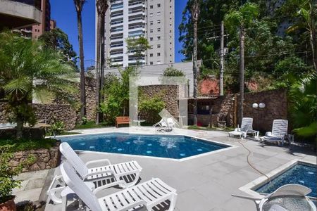 Apartamento à venda com 366m², 3 quartos e 4 vagas Apartamento à venda com 366m², 3 quartos e 4 vagasÁrea comum - Piscina