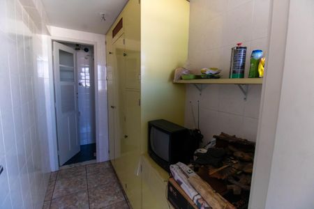 Apartamento à venda com 220m², 4 quartos e 2 vagas Apartamento à venda com 220m², 4 quartos e 2 vagasQuarto de Serviço