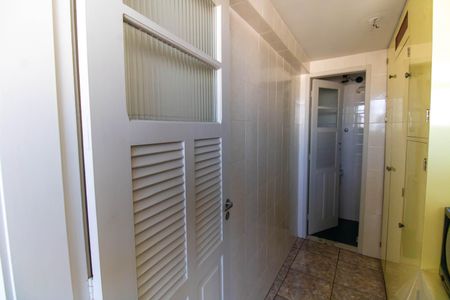 Apartamento à venda com 220m², 4 quartos e 2 vagas Apartamento à venda com 220m², 4 quartos e 2 vagasQuarto de Serviço