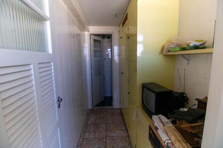 Apartamento à venda com 220m², 4 quartos e 2 vagas Apartamento à venda com 220m², 4 quartos e 2 vagasQuarto de Serviço