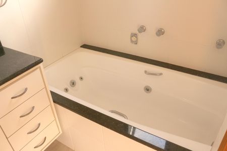 Casa à venda com 312m², 3 quartos e 8 vagasBanheiro da Suíte 1