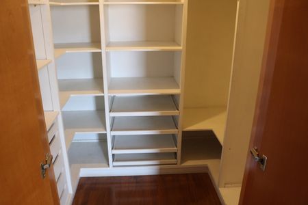 Casa à venda com 312m², 3 quartos e 8 vagasCloset da suíte 2