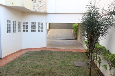 Casa à venda com 312m², 3 quartos e 8 vagasQuintal