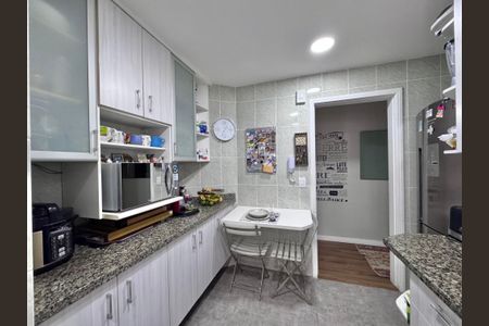 Apartamento à venda com 123m², 3 quartos e 2 vagas Apartamento à venda com 123m², 3 quartos e 2 vagasCozinha e Área de Serviço