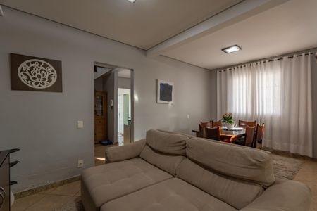 Casa à venda com 360m², 3 quartos e 6 vagas Casa à venda com 360m², 3 quartos e 6 vagasSala