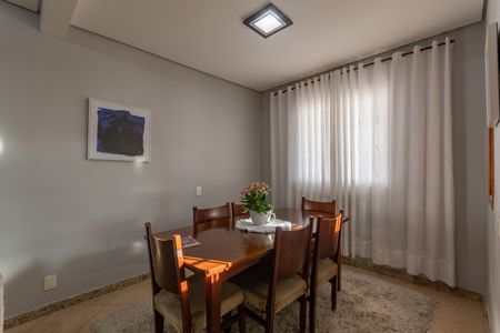Casa à venda com 360m², 3 quartos e 6 vagas Casa à venda com 360m², 3 quartos e 6 vagasSala