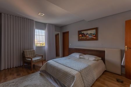 Casa à venda com 360m², 3 quartos e 6 vagas Casa à venda com 360m², 3 quartos e 6 vagasQuarto 1