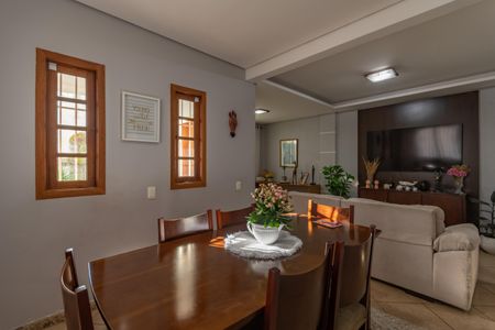 Casa à venda com 360m², 3 quartos e 6 vagas Casa à venda com 360m², 3 quartos e 6 vagasSala