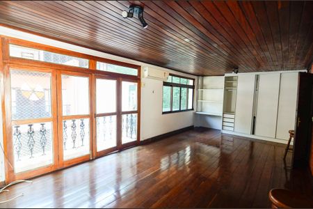 Casa à venda com 187m², 3 quartos e 2 vagas Casa à venda com 187m², 3 quartos e 2 vagasTerraço