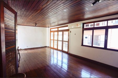 Casa à venda com 187m², 3 quartos e 2 vagas Casa à venda com 187m², 3 quartos e 2 vagasTerraço