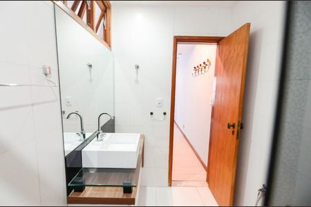 Casa à venda com 187m², 3 quartos e 2 vagas Casa à venda com 187m², 3 quartos e 2 vagasBanheiro da suíte