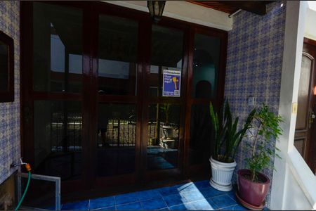 Casa à venda com 187m², 3 quartos e 2 vagas Casa à venda com 187m², 3 quartos e 2 vagasFachada