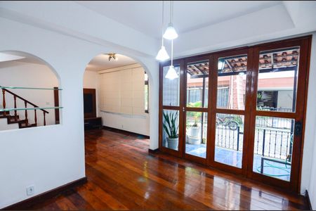 Casa à venda com 187m², 3 quartos e 2 vagas Casa à venda com 187m², 3 quartos e 2 vagasSala