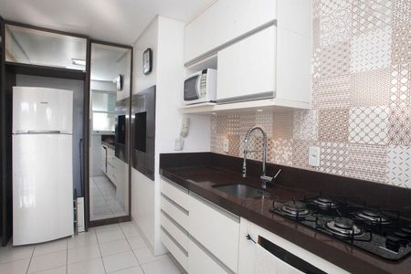 Apartamento à venda com 71m², 2 quartos e 2 vagasCozinha + Área de Serviço
