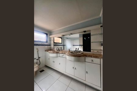 Apartamento para alugar com 210m², 4 quartos e 2 vagas Apartamento para alugar com 210m², 4 quartos e 2 vagasBanheiro da Suíte 2
