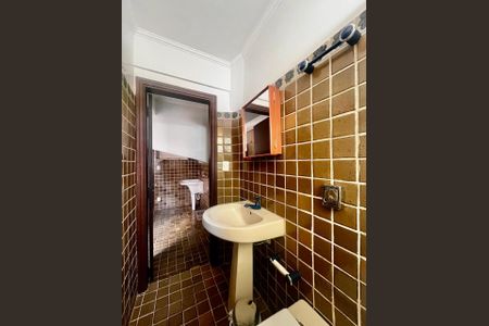 Apartamento para alugar com 210m², 4 quartos e 2 vagas Apartamento para alugar com 210m², 4 quartos e 2 vagasBanheiro de Serviço