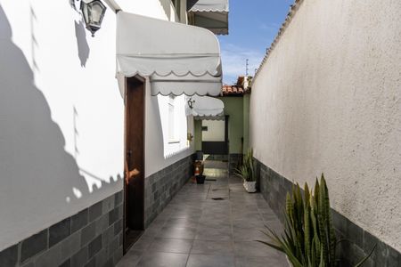 Casa à venda com 300m², 4 quartos e 3 vagasCorredor externo