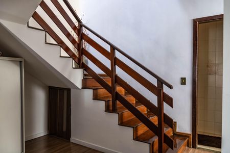 Casa à venda com 300m², 4 quartos e 3 vagasEscada