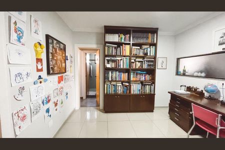 Apartamento à venda com 133m², 4 quartos e 2 vagasEscritório
