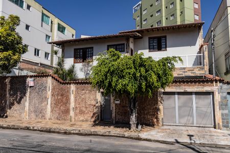 Casa à venda com 320m², 4 quartos e 3 vagasFachada