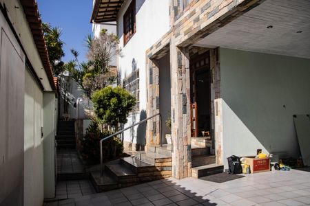 Casa à venda com 320m², 4 quartos e 3 vagasEntrada