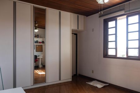 Casa à venda com 320m², 4 quartos e 3 vagasSuíte 2