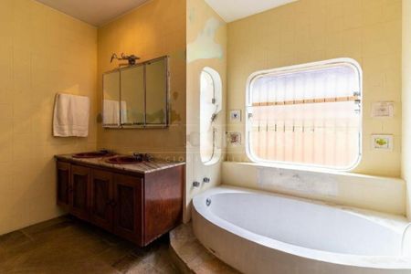 Casa à venda com 300m², 4 quartos e 4 vagas