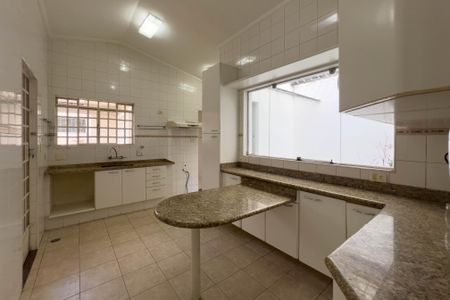 Casa à venda com 260m², 4 quartos e 4 vagas Casa à venda com 260m², 4 quartos e 4 vagasCozinha