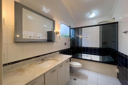 Casa à venda com 260m², 4 quartos e 4 vagas Casa à venda com 260m², 4 quartos e 4 vagasBanheiro da Suíte