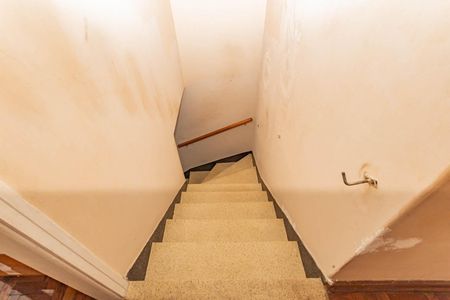 Casa à venda com 87m², 2 quartos e 1 vagaEscada