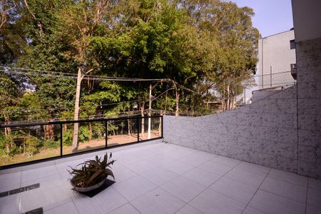 Casa à venda com 375m², 5 quartos e 3 vagas Casa à venda com 375m², 5 quartos e 3 vagasSala - Varanda