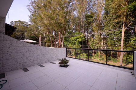 Casa à venda com 375m², 5 quartos e 3 vagas Casa à venda com 375m², 5 quartos e 3 vagasSala - Varanda