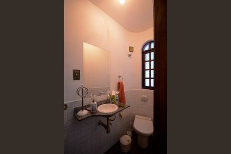 Casa à venda com 375m², 5 quartos e 3 vagas Casa à venda com 375m², 5 quartos e 3 vagasLavabo