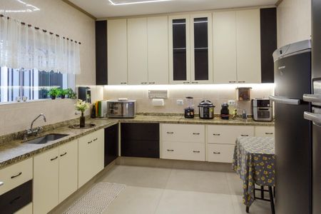Casa à venda com 225m², 5 quartos e 4 vagas Casa à venda com 225m², 5 quartos e 4 vagasCozinha