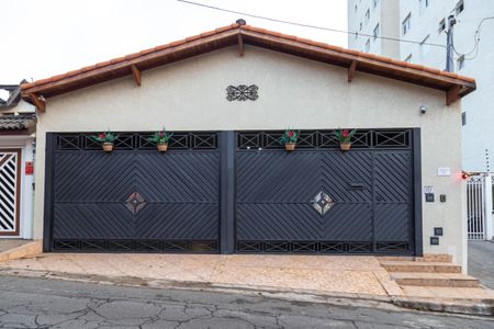 Casa à venda com 225m², 5 quartos e 4 vagas Casa à venda com 225m², 5 quartos e 4 vagasFachada