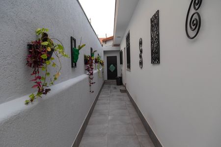 Casa à venda com 225m², 5 quartos e 4 vagas Casa à venda com 225m², 5 quartos e 4 vagasCorredor externo