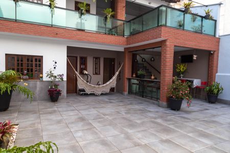 Casa à venda com 225m², 5 quartos e 4 vagas Casa à venda com 225m², 5 quartos e 4 vagasQuintal